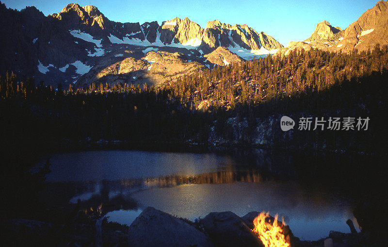 清晨的篝火在日出俯瞰Palisade Crest在Sierra Nevada山脉西部的大松树加州